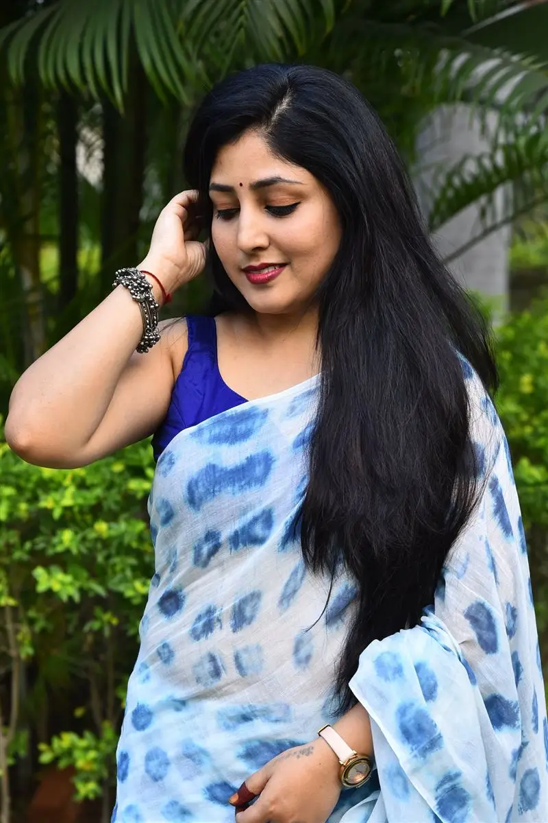 Praneekaanvikaa In Blue Saree Sleeveless Blouse